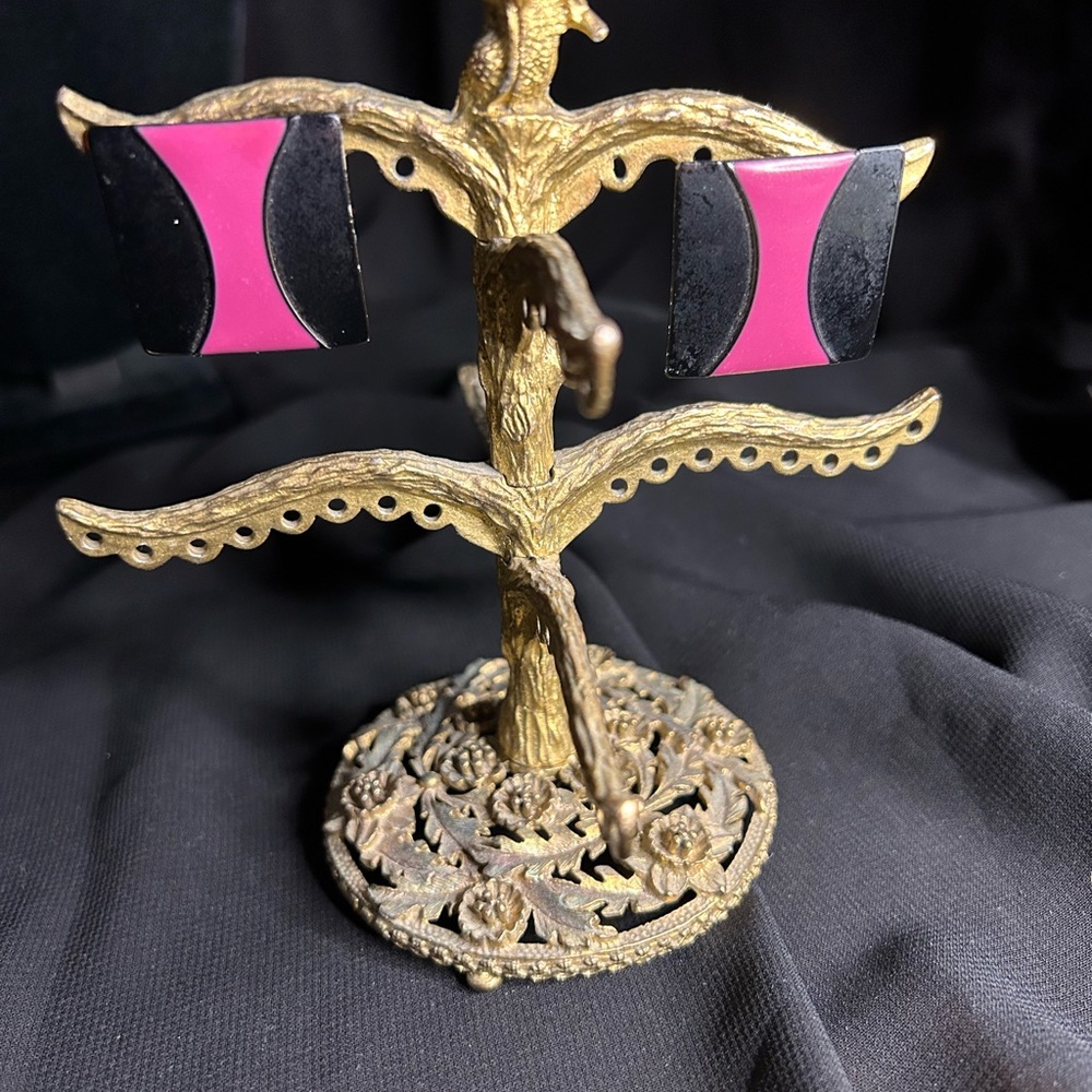 VTG 80s Pink and Black Metal pierced post earrings. Unbranded